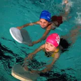 Split, 240511.Priblizavanjem ljeta na splitskim bazenima u Poljudu zapocela je s radom skola plivanja za najmladje generacije koja je okupila više od stotinu djece. Na fotografiji najmladji neplivaci.Foto: Mario Todoric/CROPIX