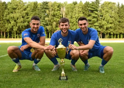 Sa suigračima Matejom Bubnjićem i Matijom Joščakom/Foto: Privatni album