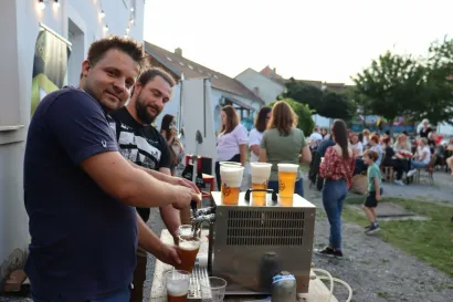 Marko Barčan pobrinuo se da natjecatelji ne ostanu žedni/Foto: Gradska knjižnica Pakrac