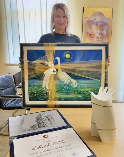 Matea Kolaček Šaravanja dobila je i sliku od Grada Daruvara na dar povodom nagrade Zlatne ruke/Foto: Nikica Puhalo/MojPortal.hr