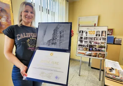 Matea Kolaček Šaravanja s plaketom Zlatne ruke/Foto: Nikica Puhalo/MojPortal.hr