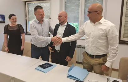 Čestitke nakon potpisivanja ugovora/Foto: BBŽ