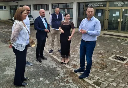 Predstavnici Grada i BBŽ-a ispred DOma zdravlja u Čazmi/Foto: BBŽ