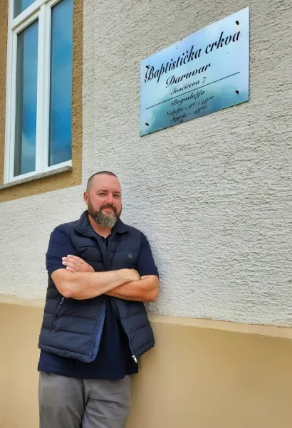 Marko Babić ispred Baptističke crkve u Daruvaru/Foto: Nikica Puhalo/MojPortal.hr