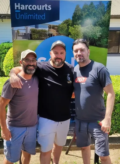 Marko s prijateljima Kaanom i Andyjem s kojima je išao u školu, snimljen na dan kada je prodao kuću u Sydneyju/Foto: Privatni album
