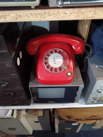 Među radio aparatima i jedan stari telefon/Foto: Slavica Trgovac Martan