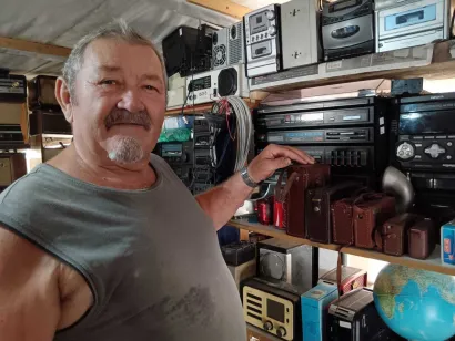 Nekad su se tranzistori nosili u futrolama, pokazuje Zlatko/Foto: Slavica Trgovac Martan
