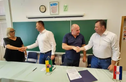 Čestitke nakon potpisivanja ugovora/ Foto: Nikica Puhalo/MojPortal.hr