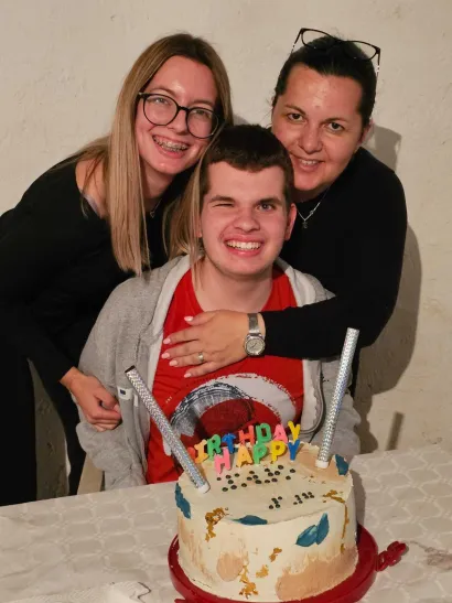 Lovro s mamom i sestrom/Foto: Privatni album