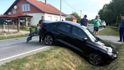 Audi je završio u jarku/Foto: Čitatelj