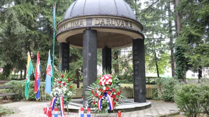 Položeni vijenci i zapaljene svijeće kod Spomenika braniteljima Daruvara u parku Antuna Jankovića/Foto: Daria Marković