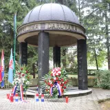 Položeni vijenci i zapaljene svijeće kod Spomenika braniteljima Daruvara u parku Antuna Jankovića/Foto: Daria Marković