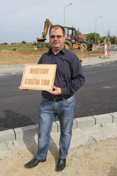 Od prijatelja Dražena Pauna Miroslav je dobio posebnu ploču/Foto: Privatni album
