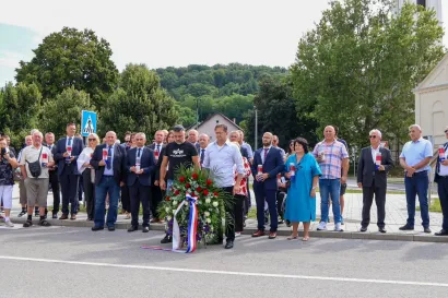 Položeni su vijenci i zapaljene svijeće za hrvatske branitelje/Foto: Požeško-slavonska županija