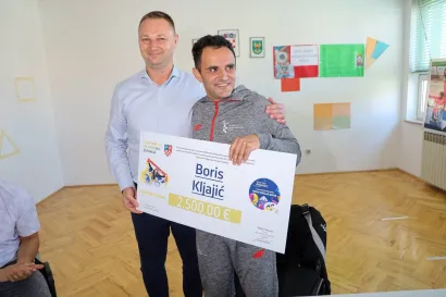 Novčanu nagradu dobio je i trener Kljaić/Foto: BBŽ