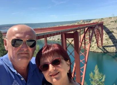 Sa suprugom na jednom od putovanja/Foto: Privatni album