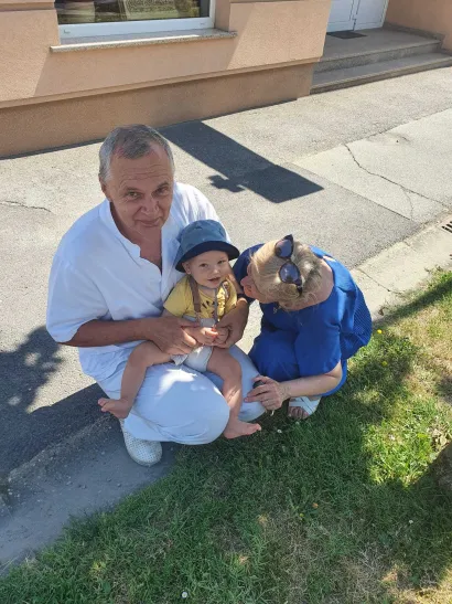 Dr. Marija i njezin suprug Vinko, iako još uvijek oboje zaposleni, uživaju u ulozi bake i djeda/Foto: Privatni album