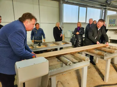 Ravnatelj Suvenir Arbora Zoran Polenus i župan Marko Marušić stavljaju daski na traku za obradu/Foto: Nikica Puhalo/MojPortal.hr