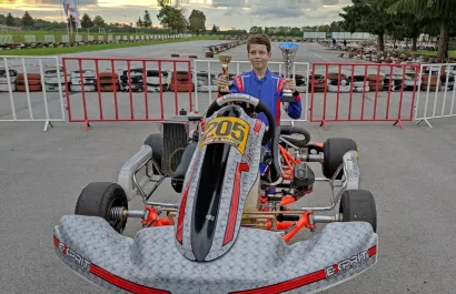 Dominik sa svojim kartingom i peharima nakon 27. nagrade Virovitice/ Foto: Miroslav Bažant