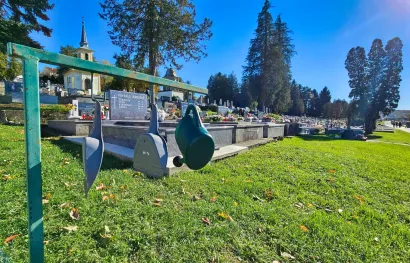 Lopatice i zaljevače za čišćenje grobova i zalijevanje/Foto: Nikica Puhalo/MojPortal.hr