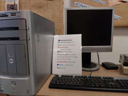 Vremešna računala plijene pozornost u holu škole/Foto: Privatni album