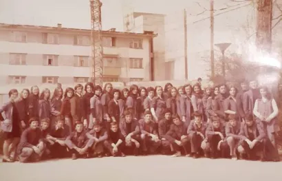 Uspomena iz Gimnazije u Sanskom Mostu (druga s lijeva stoji)/Foto: Privatni album