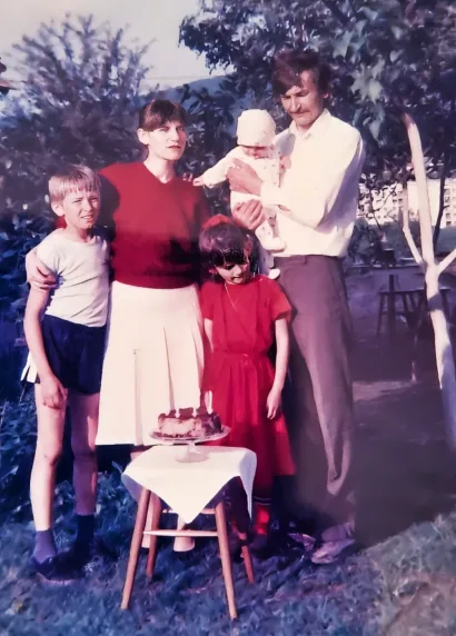 Oliver (sasvim lijevo) s maćešom, tatom, bratom i sestrom//Foto: Privatni album