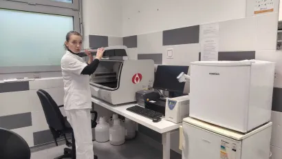 Dr. Bota objašnjava kako izgleda postupak/Foto: Slavica Trgovac Martan