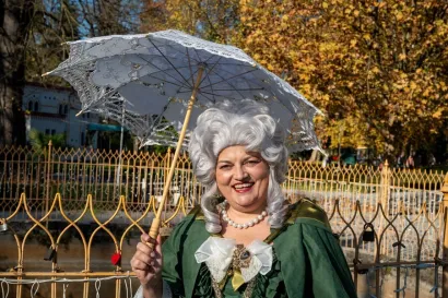 Snježana jedina u daruvaru vodi kostimiranu turu/Foto: Predrag Uskoković