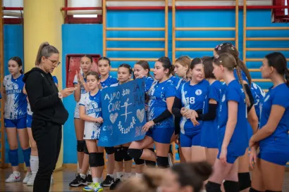 Bjelovarske odbojkašice sa svojom trenericom/Foto: Predrag Uskoković/OK Daruvar