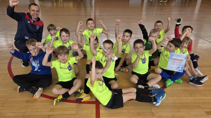 Najmlađi daruvarski nogometaši sa svojim trenerom Grgom Kašljevićem/Foto: HNK Daruvar