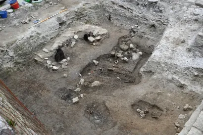 Ulaz u crkveno dvorište i dio drvene ograde/Foto: Krešimir Vacek