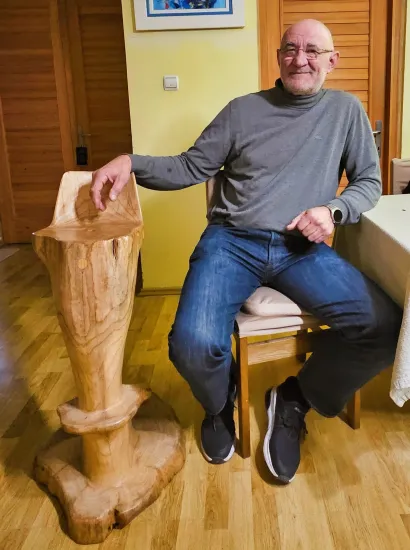 Voli raditi s drvom pa je tako napravio i ovu barsku stolicu od jednog komada drva/Foto: Privatni album