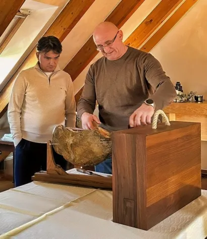 Izborniku Vatrenih Zlatku Daliću pokazuje stalak za rezanje pršuta kojeg je sam dizajnirao i izradio/Foto: Privatni album