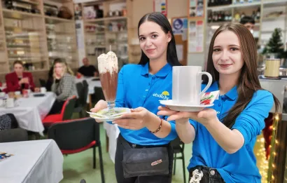 Lorena Jaković i Tea Matić u kafiću "Nedovoljan"/Foto: Nikica Puhalo/MojPortal.hr