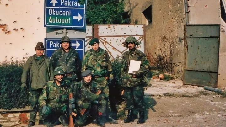 U centru Lipika nakon oslobođenja stoje (s lijeva) Davor Franješević, Emir Delić Riba, Predrag Marić Toco, a čuće Josip Straga i Mladen Ivošević/Izvor: Knjiga "Kako se branio Lipik"