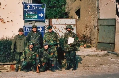 U centru Lipika nakon oslobođenja stoje (s lijeva) Davor Franješević, Emir Delić Riba, Predrag Marić Toco, a čuće Josip Straga i Mladen Ivošević/Izvor: Knjiga "Kako se branio Lipik"