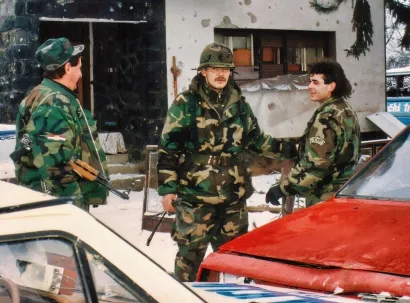 Mladen Ivošević Ban (u sredini) u prosincu 1991. na Taboru u Filipovcu s Đurom Petrincem /Foto: Privatni album