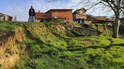 Na fotografiji snimljenoj 17. ožujka 2021. godine jasno se vidi kako zemlja i dalje tone i klizi/Foto: Martina Čapo