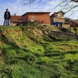 Na fotografiji snimljenoj 17. ožujka 2021. godine jasno se vidi kako zemlja i dalje tone i klizi/Foto: Martina Čapo