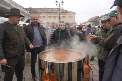 Članovi Lovačkog društva Fazan zaslužni su što je pola grada u subotu fino ručalo/Foto: Dijana Puhalo/MojPortal.hr