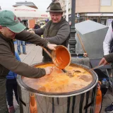 Posljednje pripreme prije serviranja/Foto: Dijana Puhalo/MojPortal.hr