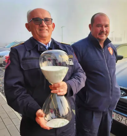 Investitor je DVD-u Pakrac predao donaciju i simboličan dar - pješčani sat - "kako bi uvijek stigli na vrijeme/Foto: Nikica Puhalo/MojPortal.hr