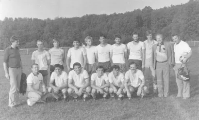 Ekipa Slavonca iz 1980. godine, s lijeva stoje Mladen Bela Nagy, Marijan Prohaska Pemac, - Goran Popadić Pop, Davor Nigović Leksi, Boris Nježić, Ljevar, Marijan Krpan Manči, -, Svatopluk Kozak, tada&scaron;nji predsjednik kluba, Veco Selman Kotarski, oružar. Čuče s lijeva Mareković Jup, Radislav Gredeljević Refa, kapetan ekipe Stanko Kovačić, Pero Zekan, Đorđe Radić, Du&scaron;ko Utje&scaron;inović/Foto: Privatni album