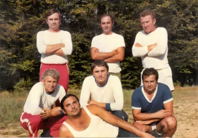 Na jednom od prijeratnih turnira početkom '70-ih u Čagliću, s lijeva stoje: Mladen Nagy, Selman, čuče Cigo, Ljevaković, Stanko Kovačić, Weber/Foto: Privatni album