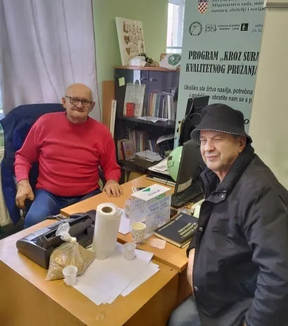 Stanko (lijevo) u svom uredu u Udruzi slijepih Pakrac-Lipik/Foto: Privatni album
