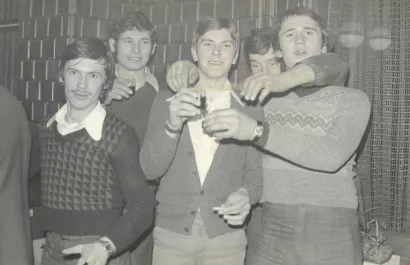 Stanko (sasvim desno) uvijek je volio dru&scaron;tvo. Fotografija je nastala tijekom jednog od prijeratnih izlazaka u tada poznatojKavani u Lipiku/Foto: Privatni album