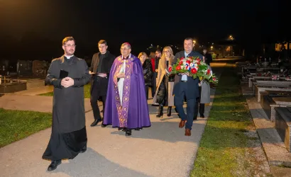 Vijenac za biskupa Salača nosio je daruvarski gradonačelnik Damir Lneniček/Foto: Predrag Uskoković/Grad Daruvar