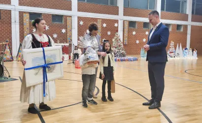 Župan Maru&scaron;ić je dobio darove u znak zahvalnsoti za pomoć pri zavr&scaron;etku dvorane/Foto: Nikica Puhalo/MojPortal.hr