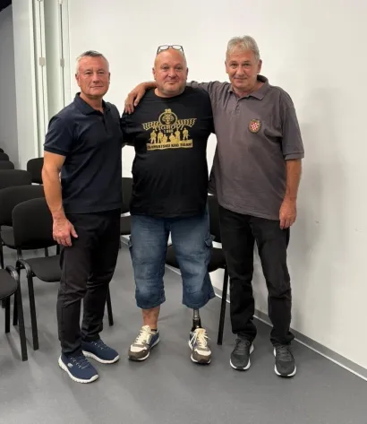 Zlatni paraolimpijac Darko Kralj s Drenom Stočekom i Željkom Vučinom/Foto: Veteranski centar Daruvar